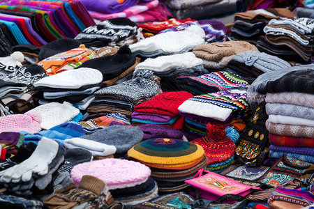 市场上的秘鲁服装和帽子图片