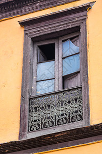 破碎的旧窗黄色建筑图片