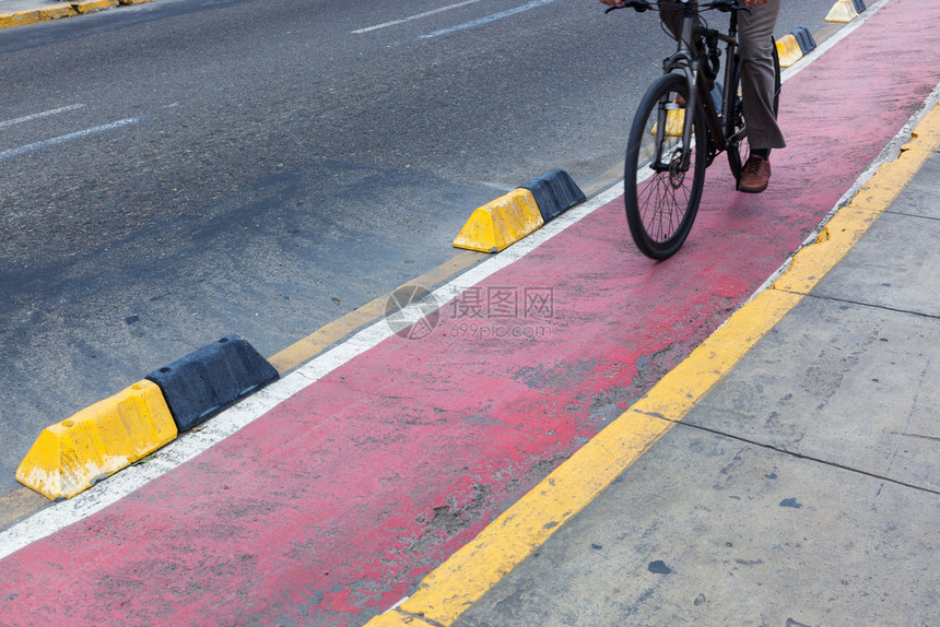 现代城市的自行车红色道图片