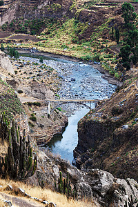 秘鲁山河上的桥梁图片