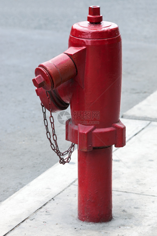 城市街道上的红色消防栓图片