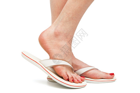 脚趾鞋在白色背景上穿凉鞋的女脚背景