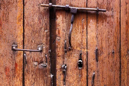 钥匙孔和一扇木门图片