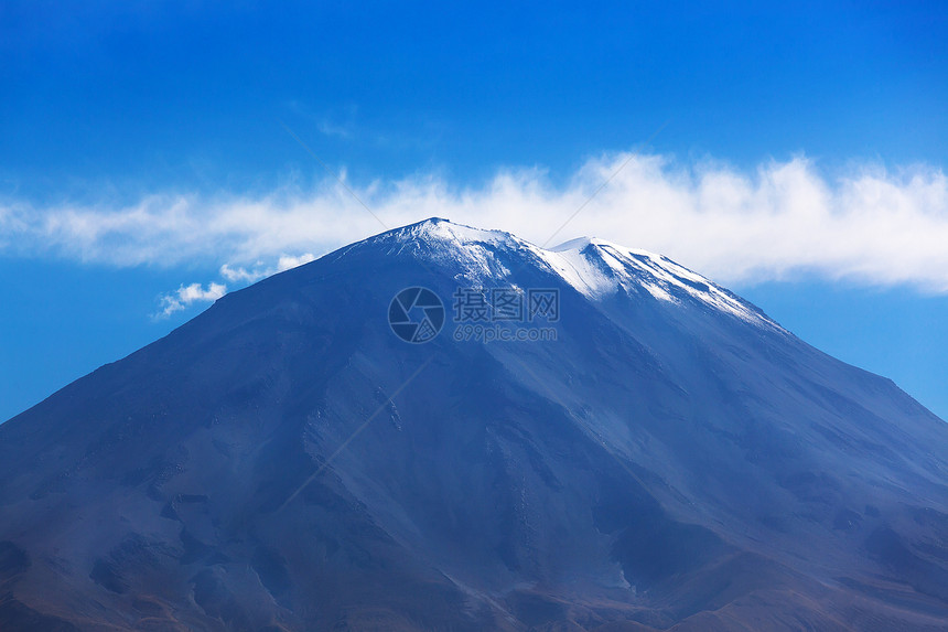 天空背景的休眠火山图片