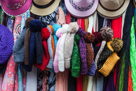 街头市场上的秘鲁帽子和围巾图片