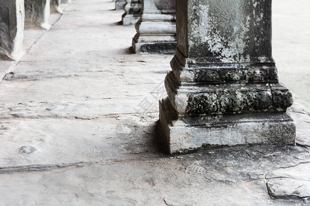 AngkorWat中的美丽旧圆柱背景图片