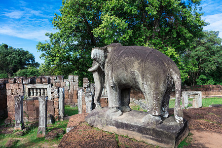 东梅本寺庙大象雕塑和废墟图片