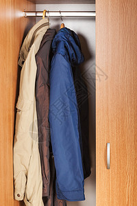 衣橱换新季木制衣柜中的季夹克背景