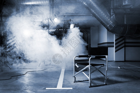 以烟雾为背景的制片室导演椅子高清图片