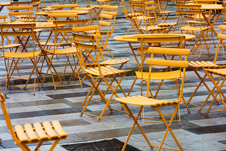 黄色桌椅在街上咖啡馆图片