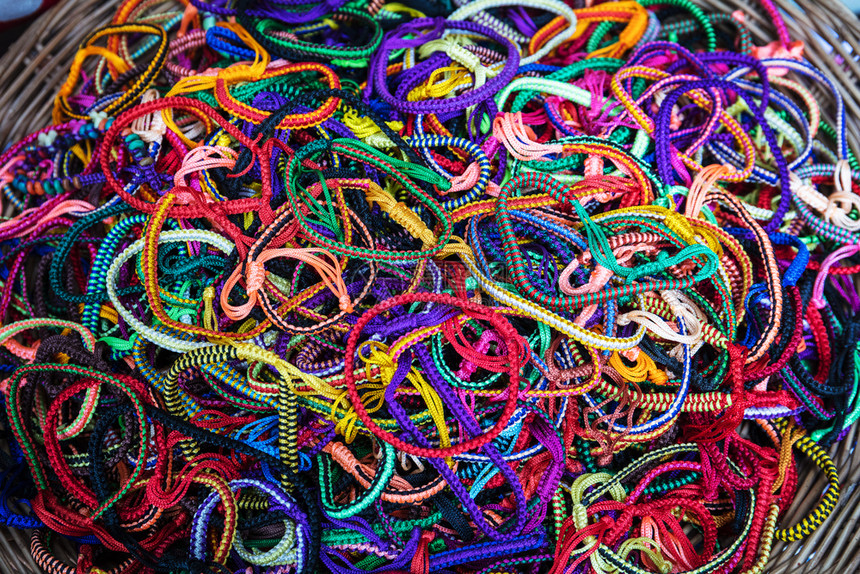 美丽的彩色手镯系绳子图片