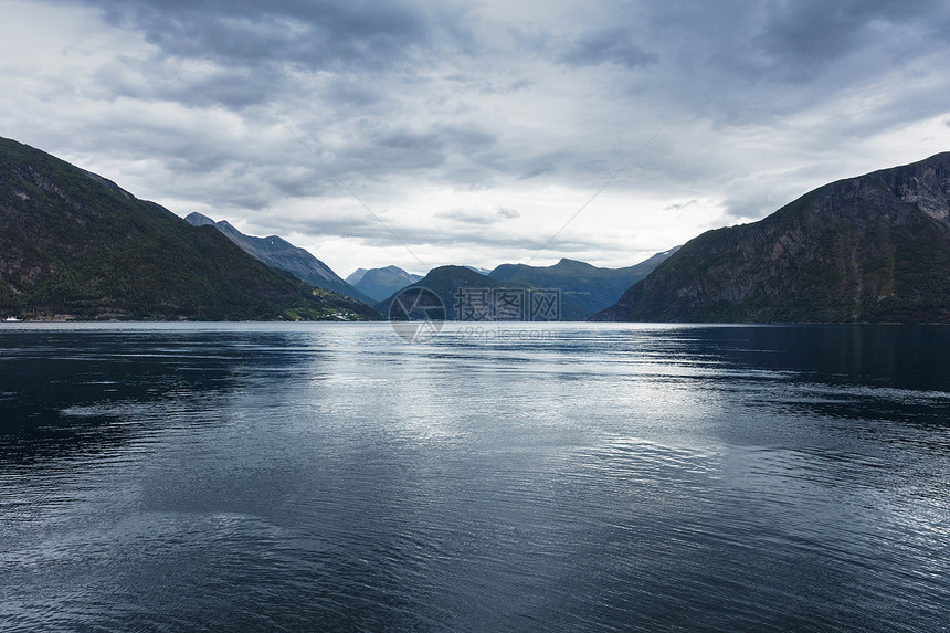 在一个阴云天的挪威湾视图图片