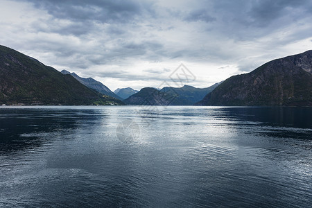 在一个阴云天的挪威湾视图背景图片