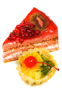 红草樱桃和鱼放在一个欢庆派上图片