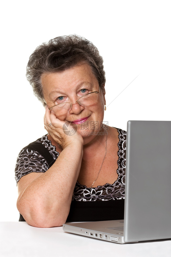 白色背景的现代笔记本电脑的老太婆图片