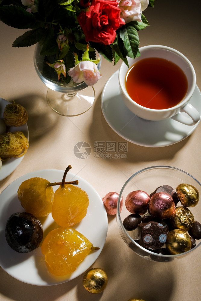 茶杯和甜的在桌子上图片