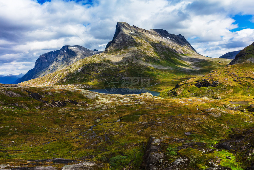 挪威夏季山地景观图片