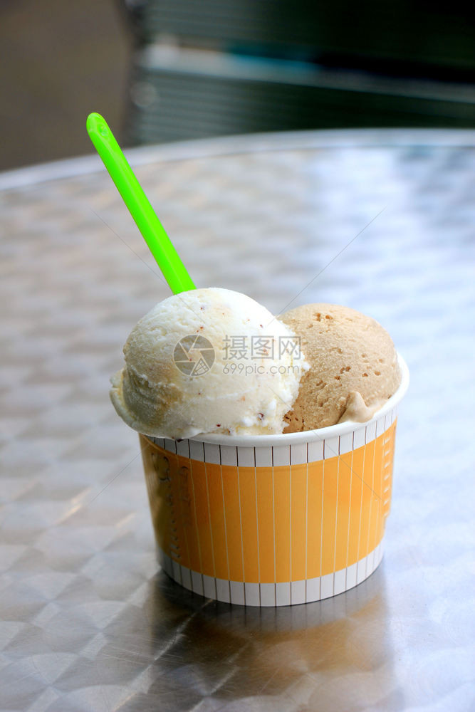 冰淇淋加激凌两种口味和塑料勺子图片