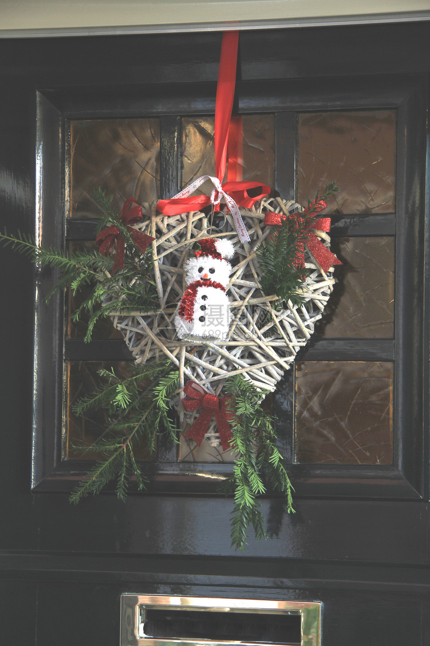 在前门上装饰大朝的圣诞品图片