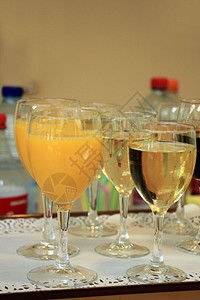 不同种类的葡萄酒和橙汁在婚礼招待会上服务过图片
