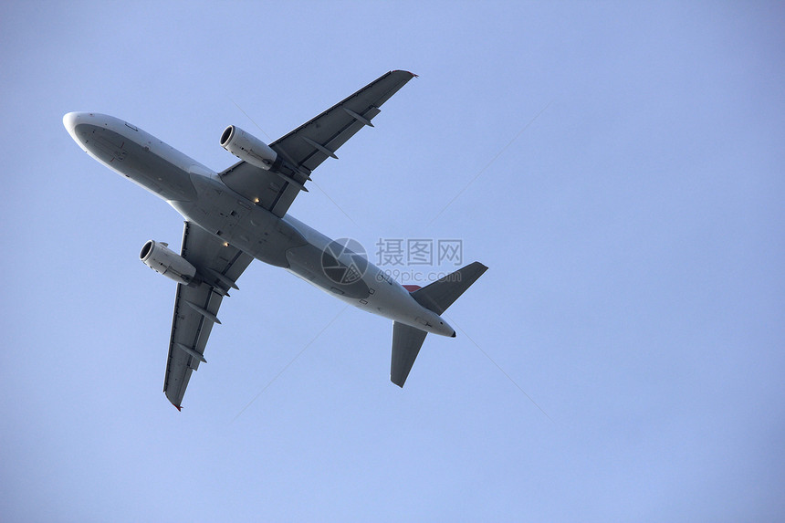 一架中型飞机在空中飞过图片