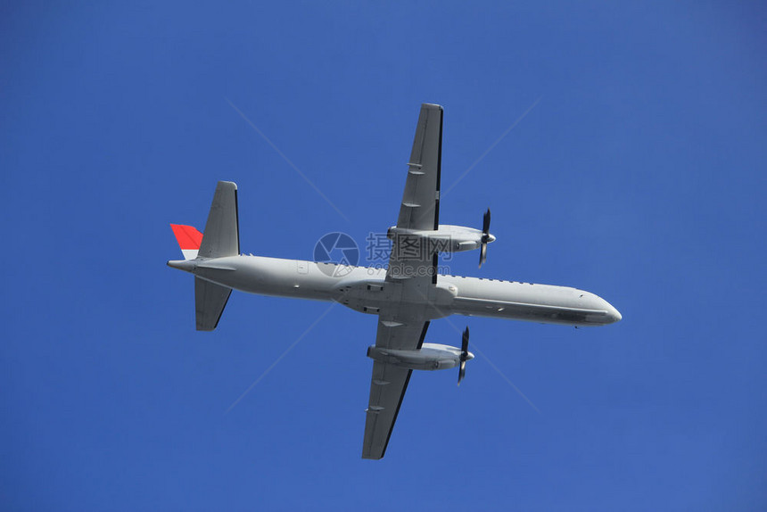 一架中型飞机在空中飞过图片