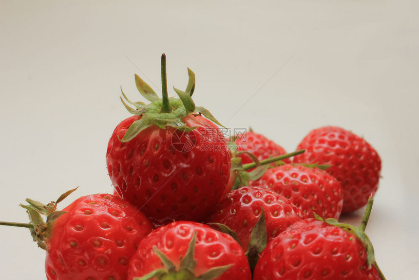 白色背景上的大新鲜草莓图片