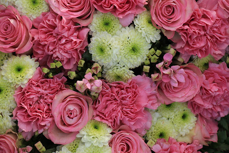 花式婚礼装饰中的混合粉红花图片