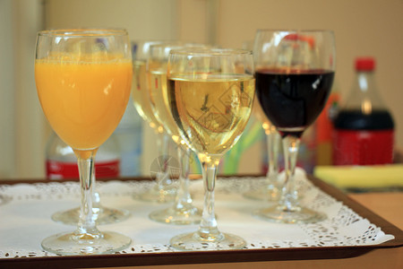 不同种类的葡萄酒和橙汁在婚礼招待会上服务过图片