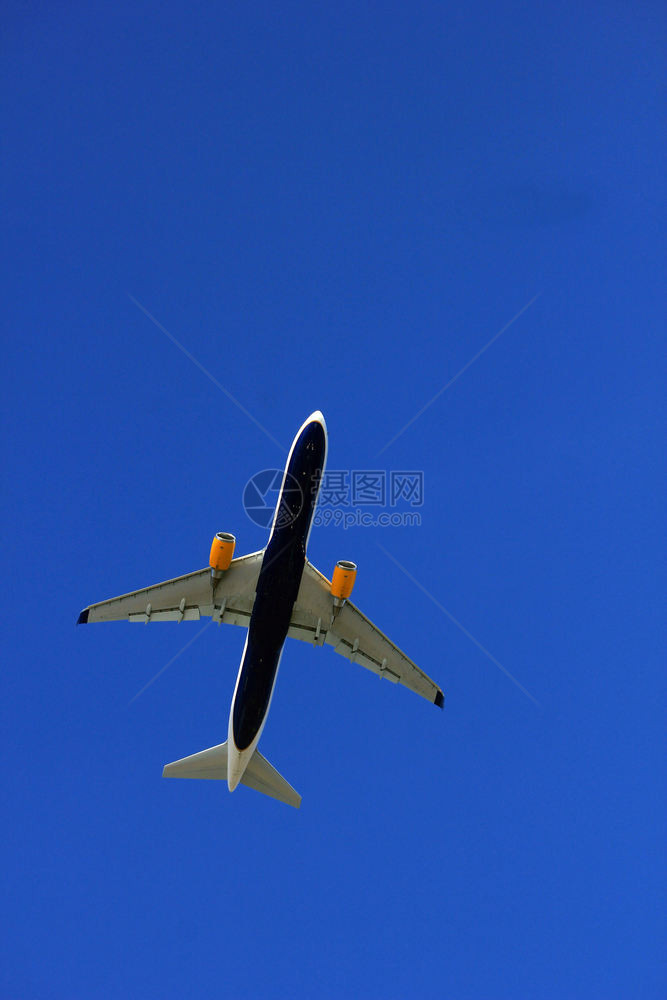 一架中型飞机在空中飞过图片