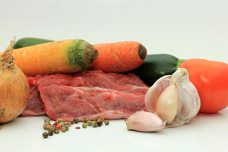 生牛肉菜或粗大蒜胡萝卜和番茄图片