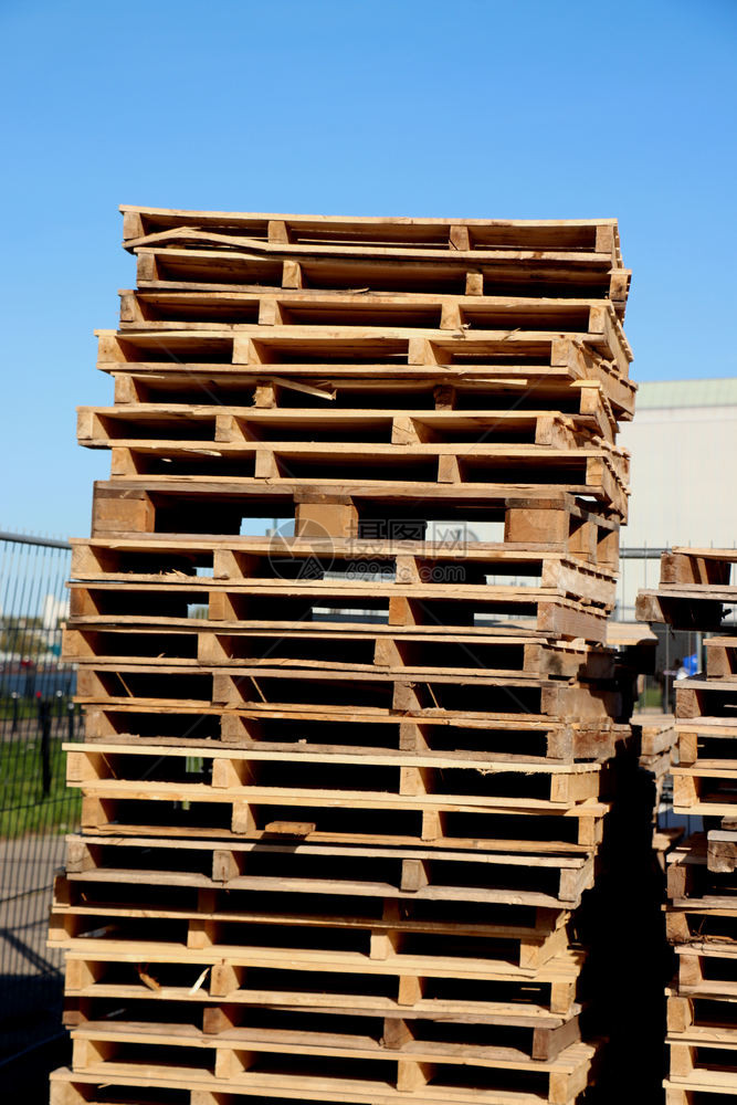 标准尺寸木制运输托盘堆图片