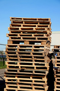 标准尺寸木制运输托盘堆图片
