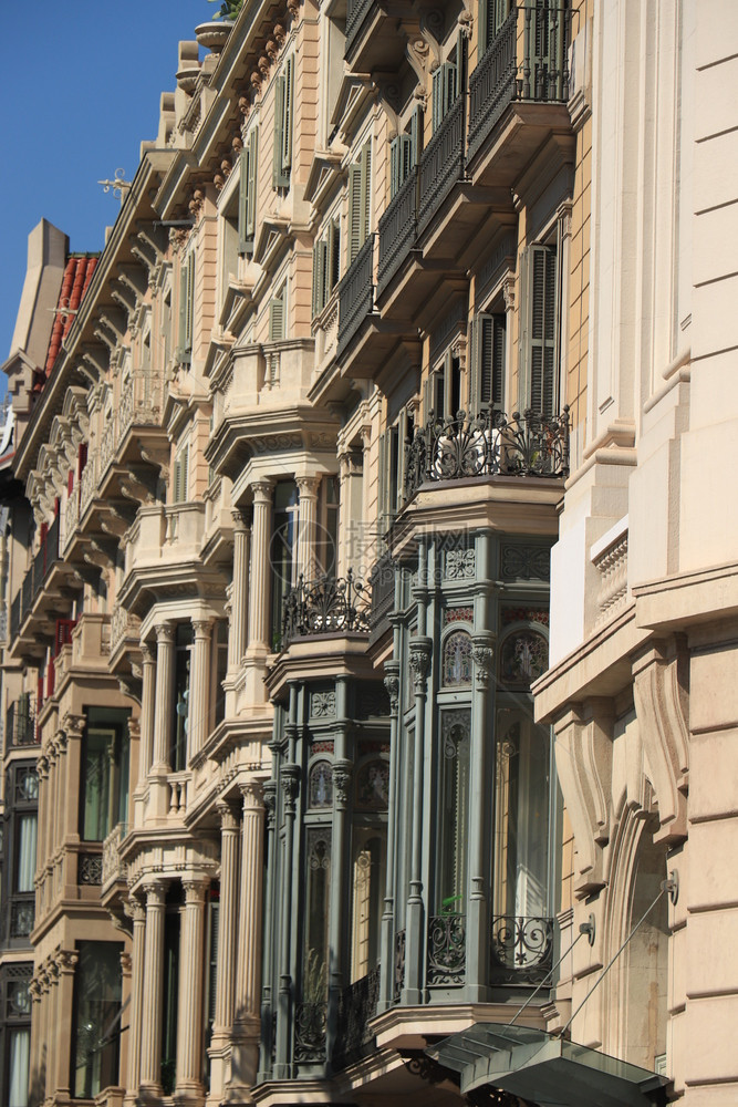 巴塞罗那大道上的房屋图片