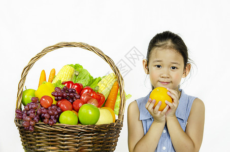 带着水果和蔬菜在篮子中微笑图片