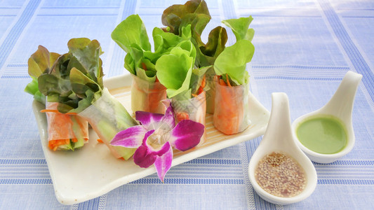 新鲜蔬菜沙拉卷在面条管里上加螃蟹棍新鲜蔬菜沙拉卷图片