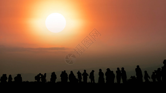 山上有着云雾的天空和太阳背景的人们环形观图片