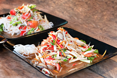 土豆沙拉配有鲜蛤苏和辣泰国式食物图片