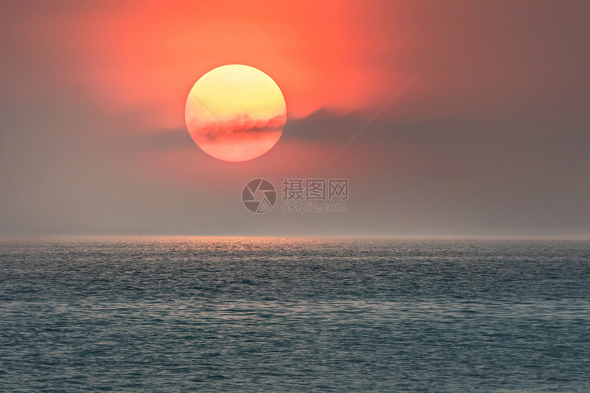 大太阳在海的天空上高大太阳和海图片