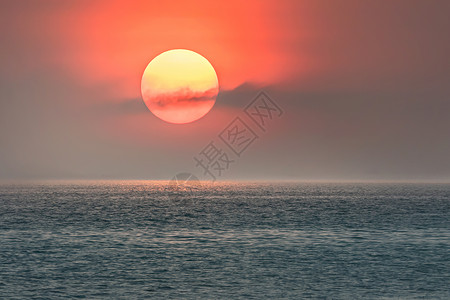 大太阳在海的天空上高大太阳和海背景图片