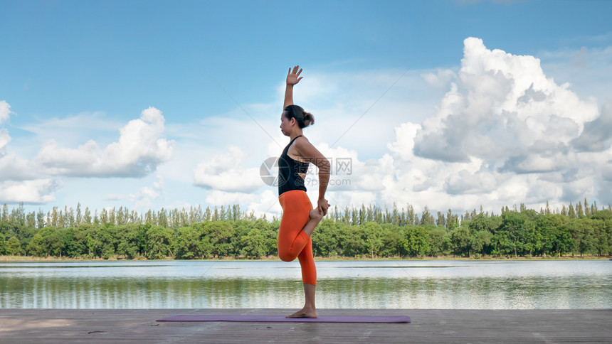 亚洲女子练习瑜伽姿势户外运动美丽的湖景放松自然练习瑜伽姿势的亚洲女人图片