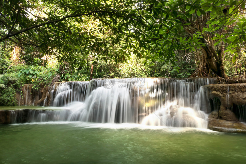 泰公园热带雨林的淡水瀑布热带雨林的瀑布图片