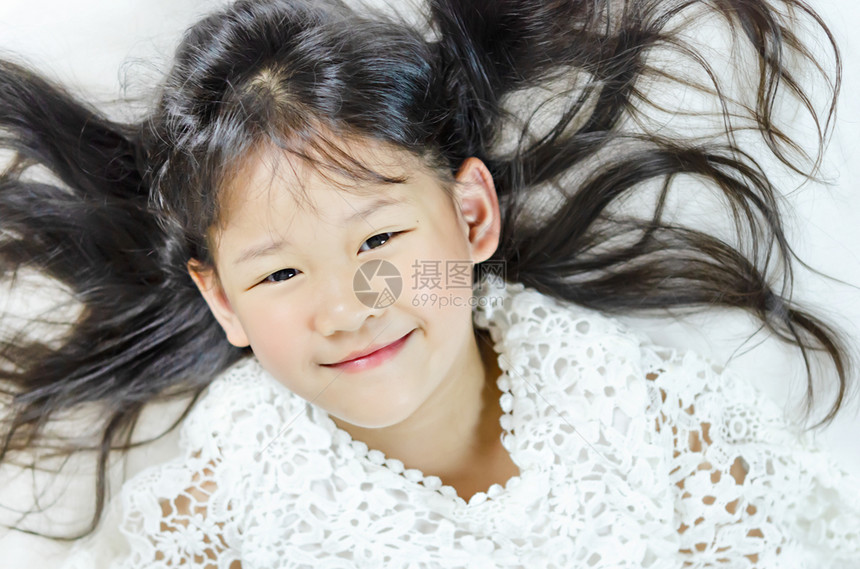 年轻可爱的亚洲小女孩肖像图片