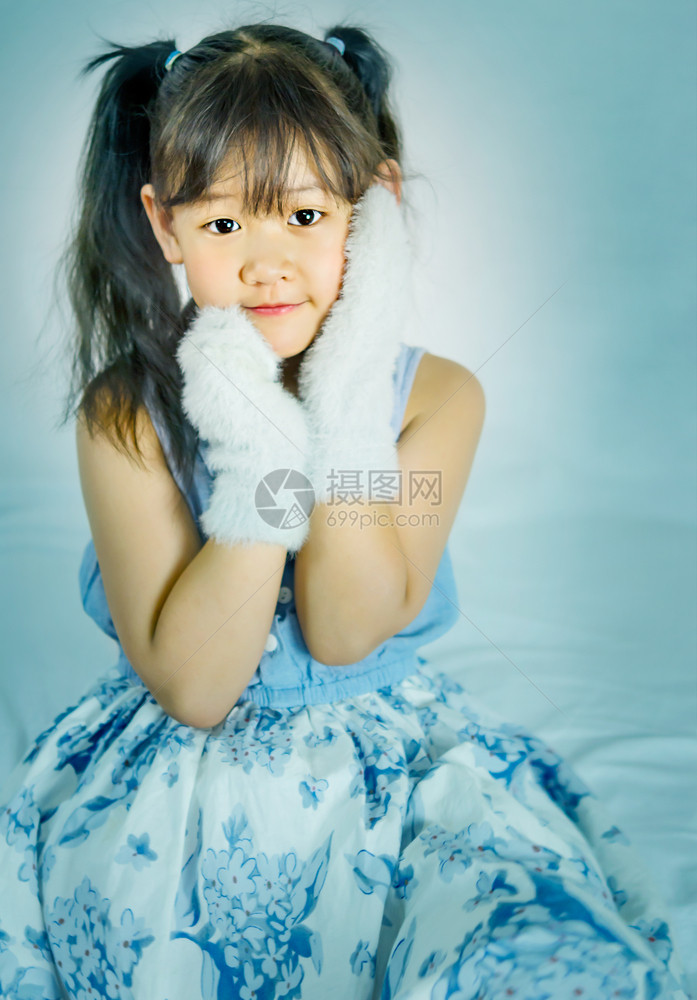 穿着蓝白裙子的亚洲小女孩肖像图片