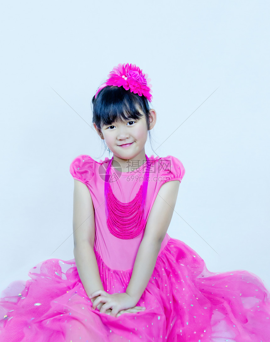 穿粉红裙子的亚洲小女孩肖像图片