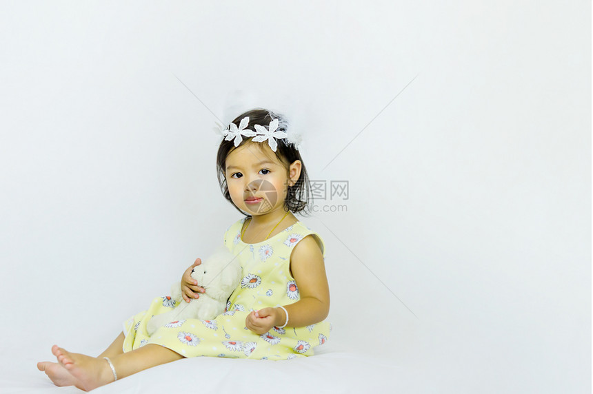 可爱的亚洲小女孩肖像拥抱她肥熊朋友室内拍摄可爱的亚洲小女孩肖像图片