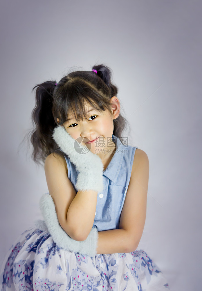 穿着蓝白裙子的亚洲小女孩肖像图片