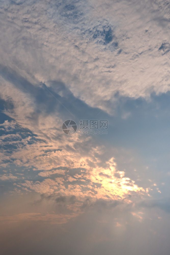 蓝色天空背景的白毛云图片