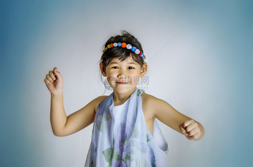 穿蓝裙子的亚裔小女孩肖像亚裔小女孩肖像图片