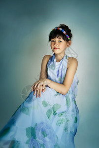 穿蓝裙子的亚裔小女孩肖像亚裔小女孩肖像图片